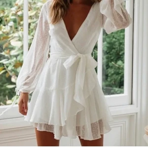 Klänning -  (Lägger upp igen pga oseriöst köpare) Säljer min fina vita klänning som kommer ifrån Denis maglics hemsida, original pris är 799kr storlek är Xs men passar även mig som är S 