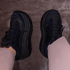 Coolway CLUSTER sneakers black  - Säljer mina asballa Coolway sneakers i storlek 39! De är normala i storleken. Sulan är ganska hög, de är väldigt lätta, bekväma att gå i o framförallt snygga!🖤💚Jag köpte skorna på Zalando den 17 maj 2020 för 859kr. De är använda max 5 ggr pga att jag bytte stil. Originalkartongen medföljer. De svarta skosnörena som sitter i skorna nu får du med men de gröna har tyvärr försvunnit. Köparen står för eventuell frakt men jag kan oxå mötas upp i Skövde City. Hör av dig om du har frågor med mer!🤩💕