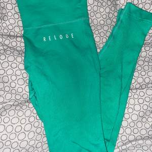 Säljer mina RELODE tights som endast är använda 1 gång. Helt felfria i storlek XS (kan användas av någon som har S/M också då som är väldigt stretchiga). Säljes för 250kr. Kan fraktas!