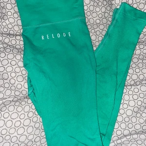 RELODE tights mintgröna - Säljer mina RELODE tights som endast är använda 1 gång. Helt felfria i storlek XS (kan användas av någon som har S/M också då som är väldigt stretchiga). Säljes för 250kr. Kan fraktas!