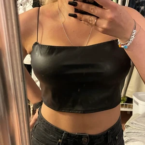 Topp - Skinn imitation! Jätte snygg och aldrig använt.