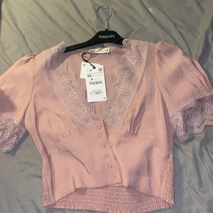 Zara blus - En jättefina blus från  zara!🥰säljs för att jag helt glömt bort att jag köpt den och känner nu att den inte riktigt ör min stil längre!❤️tröjan är aldrig andvänd därmed i nyskick 