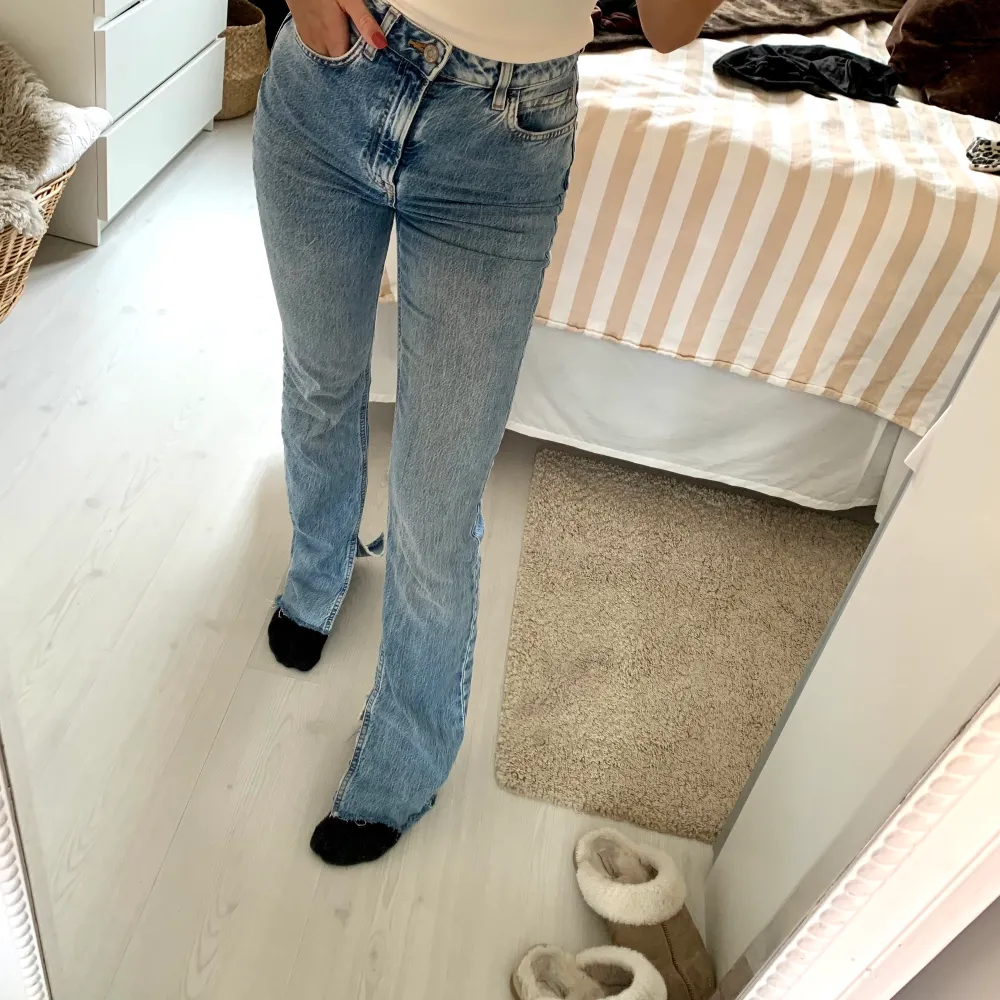 Säljer dessa fina jeans från Zara . Knappt använda men avklippta för att passa mig som är 1,65. Storlek 36. Jeans & Byxor.
