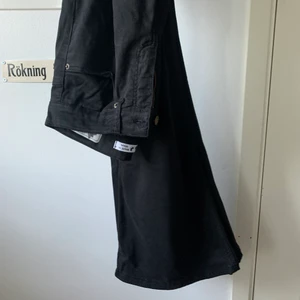 Byxor  - Jättesnygga byxor och väldigt skönt material. Org. Pris 1299kr oanvända.  Köparen står för frakt. 