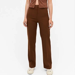 Bruna kostymbyxor strl 36 - Jättefina byxor men för korta i benen på mig som är 176cm🥲Modellen är structured high waisted trousers. Skickar självklart fler bilder om du skulle vilja😊  