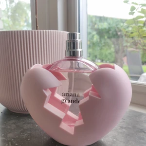 Ariana grande parfym ✨ - Säljer min Ariana Grande parfym som jag fick i present för ett tag sedan. Ariana Grande Thank U Next EdP 100 ml, den är köpt för 650 kr säljer den för 300 kr + frakt, frakt PostNord spårbar skicka lätt 66kr. Den är i gott skick ändast använd fåtal gånger🥰✨ 