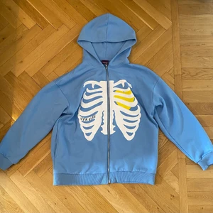 Aelfric eden ”my beating heart” zip - Köpte hoodien nyligen och har aldrig använt den där med är den i nyskick. Den sitter baggy på mig och jag är 181cm lång. Det är bara skriva om du har några frågor.