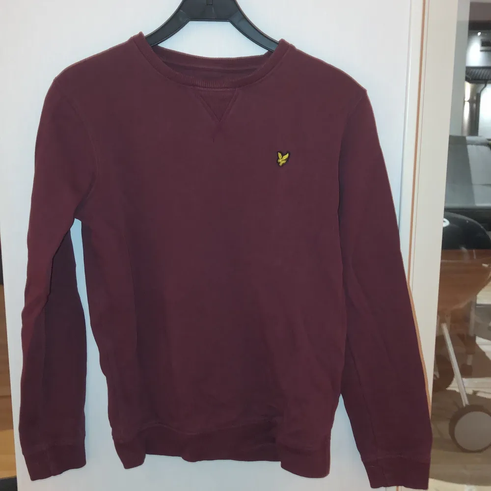 Säljer min lyle and scott tröja vinröd står st 14-15 år i den men skulle säga en S. Tröjor & Koftor.