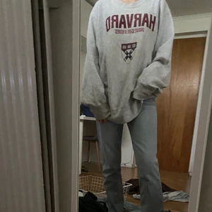 Harvard sweatshirt vintage - vintage sweatshirt med harvard tryck i storlek XL (väldigt oversized med andra ord). den är från början från lee jeans men jag köpte den på beyond retro för några år sedan. vid intresse skriv privat. om fler är intresserade så blir det budgivning. köparen står för frakt. tvivla inte på att skriva i kommentarerna eller på DM vid frågor!😝💓💓