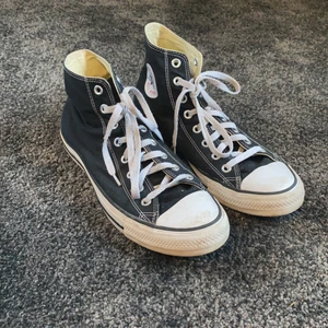 Converse hi  - Fint skick, endast använda ca två månader. Köpare stär för frakt