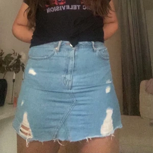 Jeans Kjol - Säljer min jeans kjol som är i storlek 40 från H&M men passar 36-40. Säljer pga att jag inte använder den och behöver pengar till annat. Skriv om ni är intresserade ❤️❤️