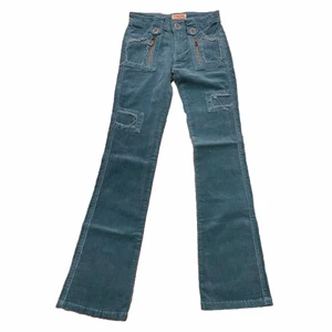 Y2k byxor - Blå/turkos byxor i y2k stil med fett snygga detaljer och bakfickor😍 storlek 27❗️