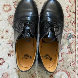 Dr Martens 1461 size 44 - Fina dr martens modell 1461 utan sömmar vid sulan, bra skick, finns några creases. Storlek 44, priset kan disskuteras