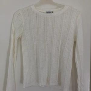 Stickad tröja - Fin vit tunnstickad tröja. Köpt på second hand men bra skick! Tyvärr för liten för mig. Storlek M men skulle snarare säga S. 