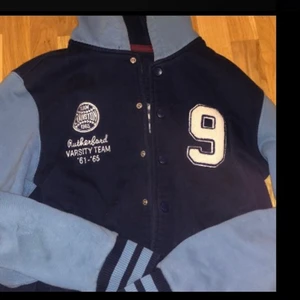 tröja med knappar och tryck - tröja med knappar och tryck både fram och bak, den är supersnygg men får ingen användning av den längre. frakt tillkommer 💕