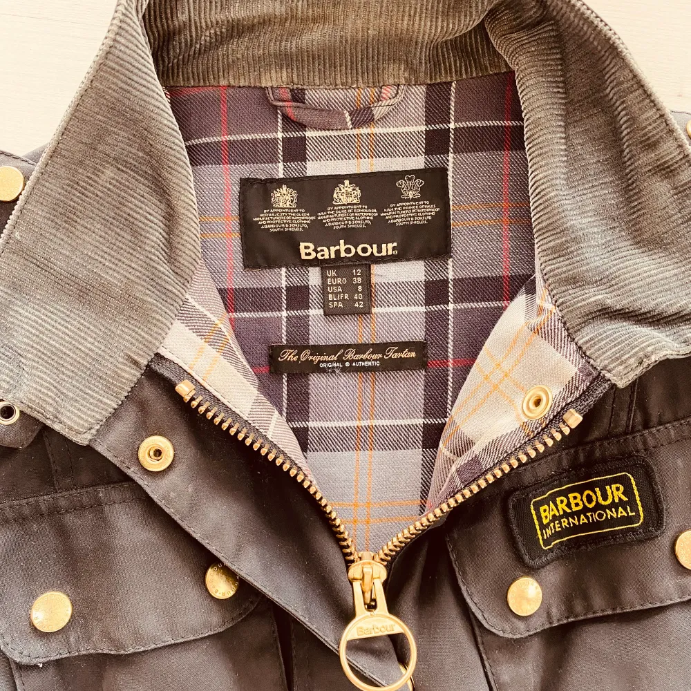 Passform: Classic/ Regular Yttermaterial: heavyweight 8oz barbour sylkoil vax Foder: 100% bomull barbour tartan Dragkedja med tryckknapp Tål ej maskin- eller handtvätt Tål ej kemtvätt. Jackor.