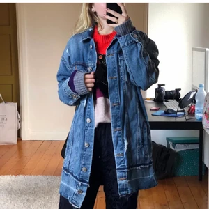 Jeansjacka River Island - Jeansjacka från River Island storlek S oversized modell. Jag bär varnligtvis XS/S och den sitter bra oversized på mig🦋