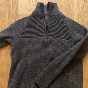 Superfin tröja med dragkedja 💕 - Säljer nu min jättefina tröja med dragkedja vid halsen pga att den inte kommer rulla användning! Dock barnstolen men skulle säga att den passar strl xs - s också!! 💕 buda! 🍰