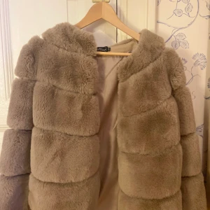 Pälsjacka - Aldrig andvänt denna pälsjacka,är i storlek S/M❤️