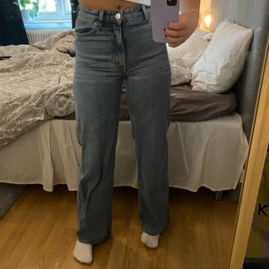 jeans  - superfina vida jeans från monki, fint skick!💖                                              Står ej för frakt👏🏽👏🏽