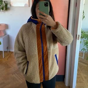 Pile fleecejacka - Jättemysig pile fleecejacka. Den är tjock och varm. Den är Zara barn, men passar som XS. Köpte den förra vinter, använd 5 gånger. 