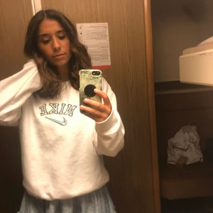 Nike sweatshirt  - Nike sweatshirt som jag inte gillar lika mycket längre🤍 precis lika snygg som ny! Den är special beställd då jag har valt färg på tyg och tråd😍 jag har normalt sätt S/M och den passar perfekt. Inte tight och inte jätte oversized, utan bara lite stor i storleken så som ni ser på bilden🤍köpt för totalt 850kr. Skriv privat för mer bilder