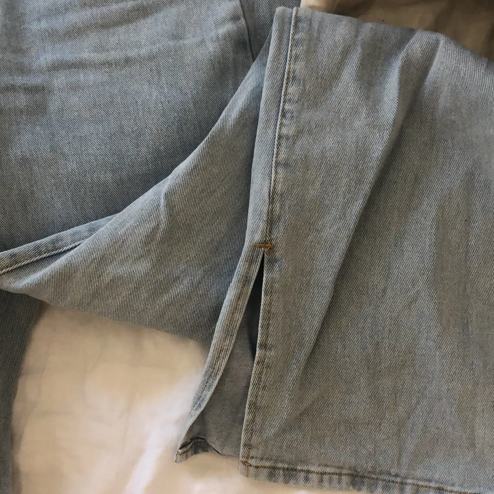 LÅNGA jeans med slits från SHEIN. Säljer på grund av att jag inte får användning för de.  Förvånansvärt bra k kvalitet! Frakt tillkommer. Jeans & Byxor.