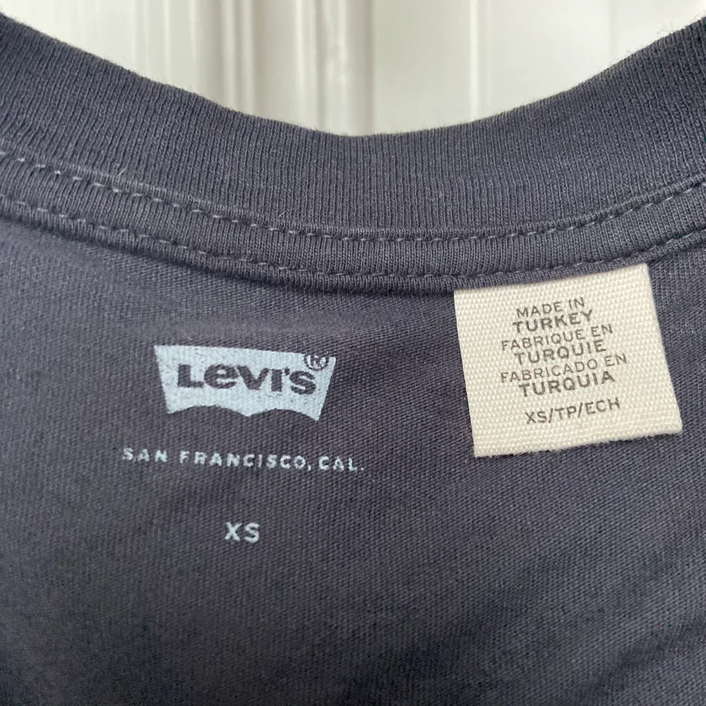 En Levis tröja i mycket bra skick❣️ använd fåtal gånger och köpt i Levis i NY😍 . T-shirts.