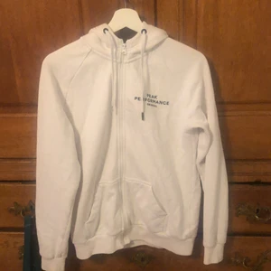 Peak performance  - Hej säljer min peak performance zip up hoodie. Den är i avändt skick och därför så billig. Den är i storlek M. Hör av er om ni har frågor! 