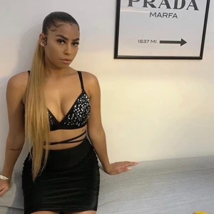 Paljett topp  - Svart paljett topp med snören som korsars och knyts som på bilden. Sparsamt använd, fint skick! 