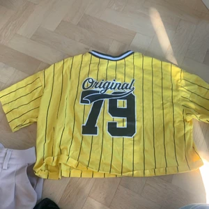 T-shirt från hm  - Säljer min magtröja som kommer från hm ! Använde den 1 gång men den är inte riktigt min stil ! Men väldigt snygg T-shirt 