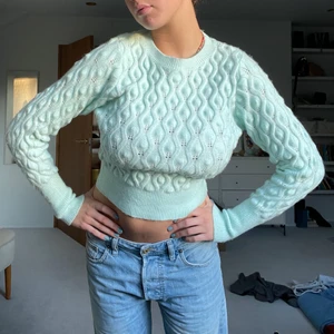 Supersöt tjocktröja  - Supersöt och skööön tröja från Zara i väldigt fin färg. Kan både kläs upp och kläs ner. Använd endast 2 gånger