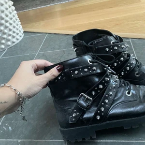 Zara skor  - Säljer mina fina boots från Zara kids, Strl 39. Fint skick fast att de är använda en del, passar till vardags och fest!