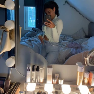 Tröja med volanger  - As snygg tröja med en sååån fin färg med volanger och pärlor, passar inte i den och den är endast testad! 