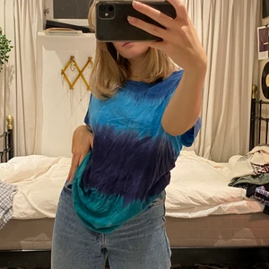 Weekday t-shirt - Batik t-shirt från weekday, skönt material och kul med lite färg!!