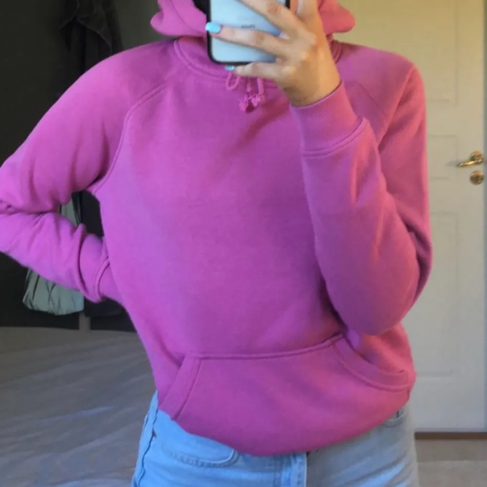 Rosa hoodie från bikbok som inte kommer till användning längre, sparsamt använd! Storlek xs men oversized i storlek så passar upp till m skulle jag säga, lånade bilder!!. Hoodies.