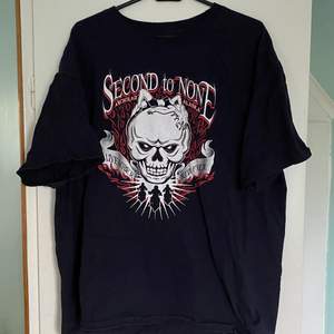 T-shirt köpt på beyond retro i Stockholm                                     Storlek xl i mans storlek                                                               Köparen betalar för frakten 