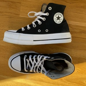 Converse Chuck Taylor i storlek 36 - Svarta Converse med platåsula. Otroligt snygga och passar till allt men måste tyvärr sälja för att dem är precis för små för mig. Använd fåtal gånger. Passar den som har 36, eller 36,5. Säljer för 600 kr exlusive frakt💕 Vid flera intresserade gäller högsta bud🌸