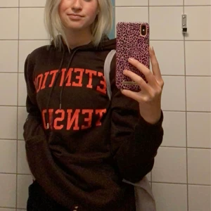 Brun hoodie med text - Köpt på carlings förra hösten men har typ aldrig använt den. Lite nopprig på baksidan längst ner men inget som man ser och det går att få bort om man försöker.