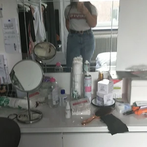 Jeans - Väldigt använda men frf i bra skick. Har knappar hela vägen istället för en gylf. Är min jeans. Köparen står för frakten men kan även mötas upp i skåne❤️‍🔥