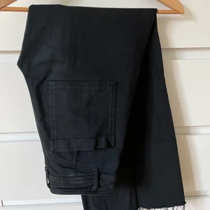 Zara jeans  - Säljer dessa jeans från zara! Dem är i fint skick och passar dig som är lite korte om du vill att dem ska vara långa i benen. Själv är jag ca 172 och dem går till anklarna ungefär. Dem är supersköna och passar till allt! Storlek 34 men skulle säga att dem är rätt stora i storleken.