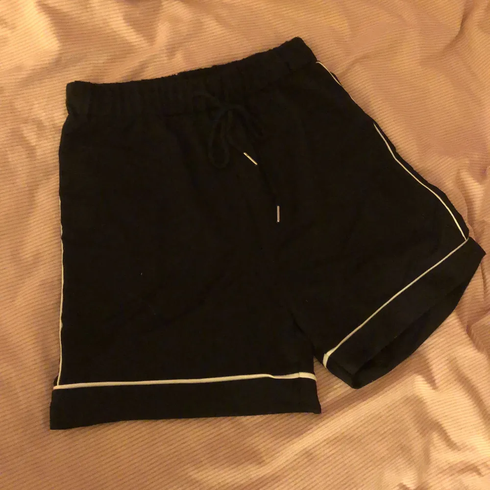 Skitsnygga basket liknande shorts som är inne nu! Storlek m men liiite små i storlek så dem sitter nog bättre på en s, eller dem passar en m men sitter nog snyggare på en s då dem inte ska bara tighta. Helt nya och oanvända! ❣️. Shorts.