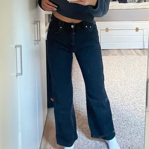 Svarta jeans  - Svarta jeans som inte kommer till användning längre! Från nakd och köpta för cirka 1 år sen, bra kvalitet och väldigt fina✨ Är 1,61cm lång🖤🖤