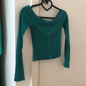 Långärmad magtröja från Forever 21 | Medium - En superfin grön långärmad magtröja perfekt till highwaist 😍 från Forever 21 i storlek medium