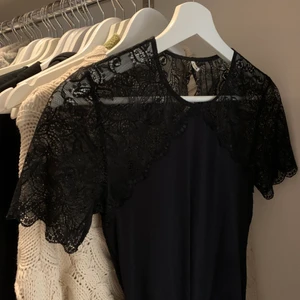 Body - Tshirt-body med spets. Lite öppen i ryggen.