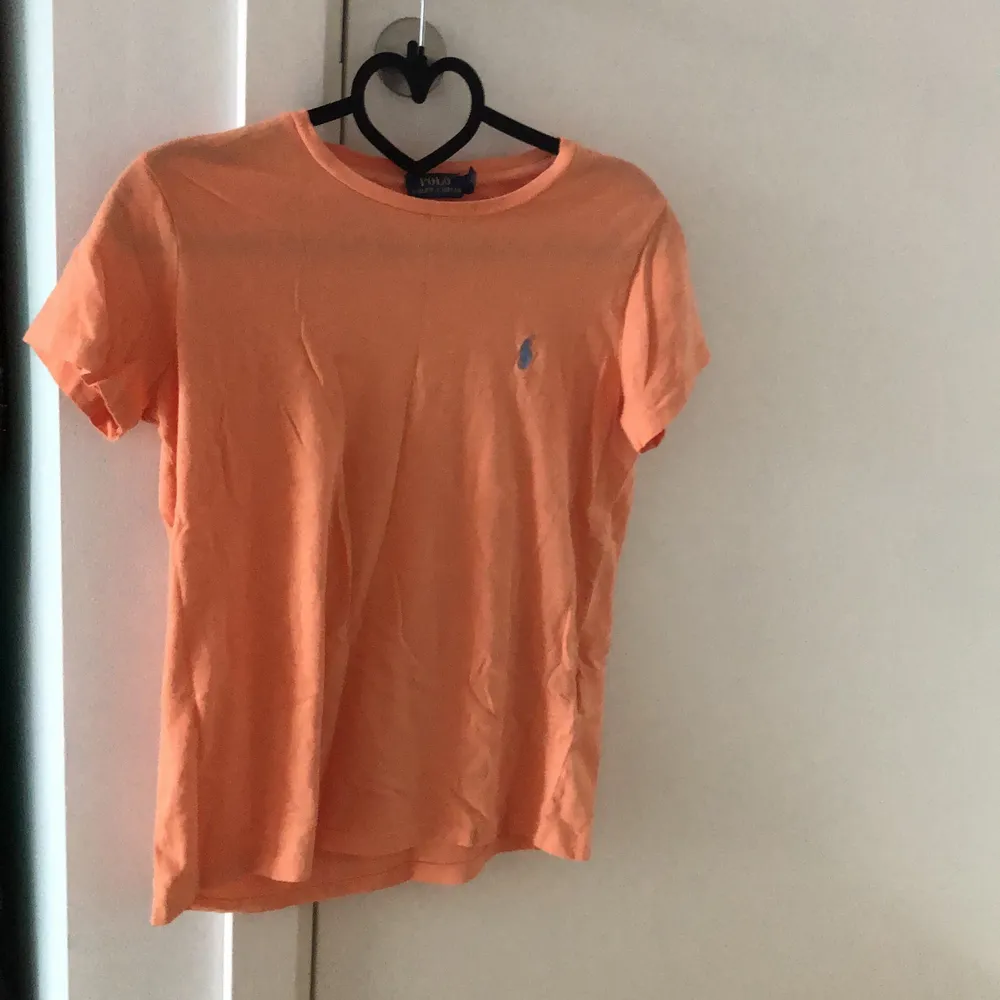 Otroligt somrig peach-färgad t-shirt från Polo Ralph Lauren i storleken M 🥰 🍑 . T-shirts.