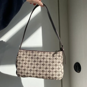 Ur gullig väska - Säljer min super söta väska då den inte används. Den är från urbanoutfitters men är i märket ” iets frans ”. Skicket är 10/10 då den knappt är använd!💖🙌