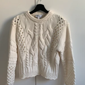 & Other Stories stickad tröja - Såå fin stickad tröja från & Other Stories i en modell som framhäver midjan och figur. Såå snygg passform, använd ett fåtal gånger. I väldigt bra skick! Storlek S, säljer för 90kr exklusive frakt🧡