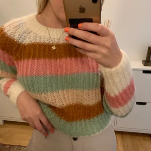 Stickad tröja pastell &otherstories - Såå fin stickad tröja i pastellfärger från & Other Stories. Använd ett fåtal gånger och är med andra ord i väldigt fint skick! I storlek XS, säljer för 90kr exklusive frakt🧡