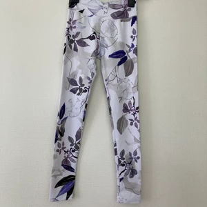 SOC träningsbyxor  - Ett par vita/lila träningsbyxor från SOC. I barnstorlek, 152